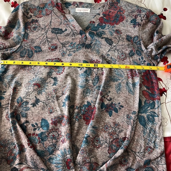 Floral Top - Picture 4 of 4